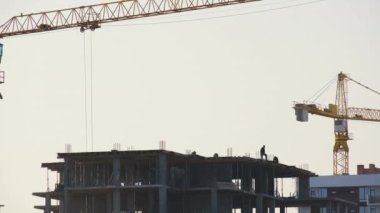 Kule vinçlerinin ve inşaat halindeki apartmanların havadan görüntüsü. Gayrimenkul geliştirme.