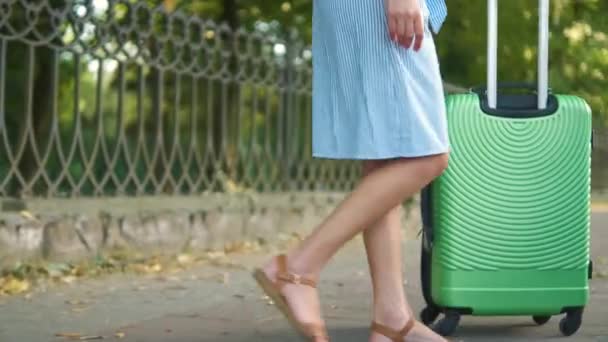 Jonge Vrouw Chauffeur Zet Groene Koffer Auto Straat Reis Vakantieconcept — Stockvideo