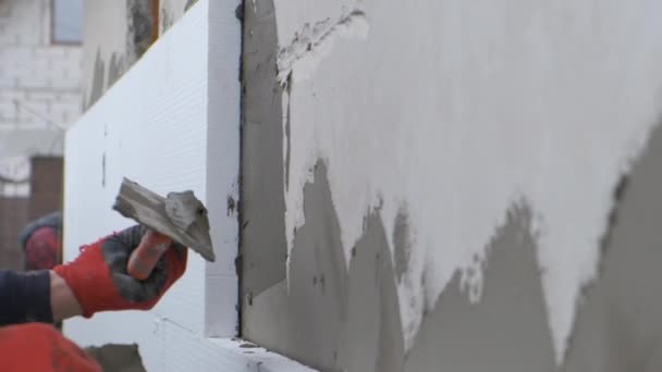 Nşaat Işçisi Duvarını Yapışkan Çimento Yapıştırıcısıyla Kaplıyor Berore Termal Koruma — Stok video