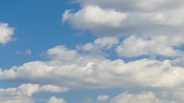Χρόνος Lapse Πλάνα Της Γρήγορης Κίνησης Άσπρα Σύννεφα Μπλε Καθαρό — Αρχείο Βίντεο