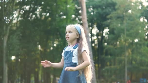 Kleines Glückliches Kindermädchen Jagt Sommerpark Seifenblasen — Stockvideo