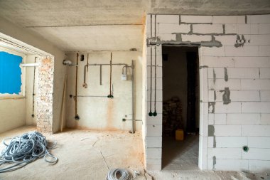 Duvarları ve tavanı yapım aşamasında olan bir apartman dairesi..