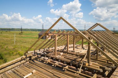 İnşaat halindeki ahşap çatı iskeleti olan bitmemiş evin havadan görünüşü.