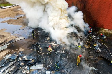 İtfaiyecilerin sanayi bölgesindeki yangın söndürme görüntüsü.