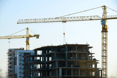 Kule vinçlerinin ve inşaat halindeki apartmanların havadan görüntüsü. Gayrimenkul geliştirme.
