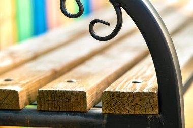 Ahşap park tezgahına yakın, metal elle kavrayışı açık havada..