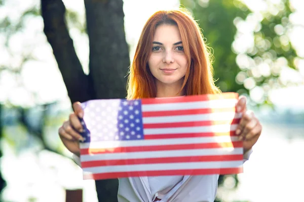 Jovem Mulher Ruiva Feliz Segurando Bandeira Nacional Dos Eua Suas — Fotografia de Stock