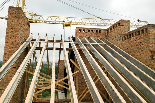 Unfertiges Backstein Mehrfamilienhaus Mit Holzdachkonstruktion Bau — Stockfoto