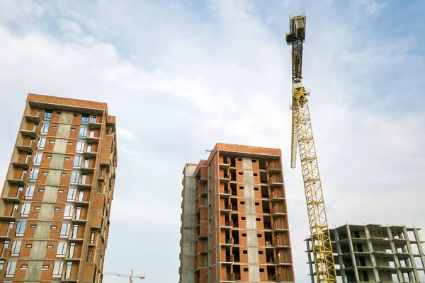 正在建筑工地开发的高层住宅公寓楼和塔式起重机 房地产开发 — 图库照片