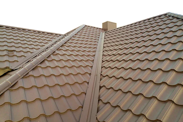 Kahverengi Metal Kiremitlerle Kaplı Çatı Yapısının Ayrıntıları — Stok fotoğraf