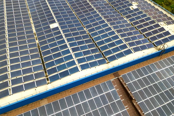 Widok Lotu Ptaka Elektrownię Słoneczną Niebieskimi Panelami Fotowoltaicznymi Zamontowanymi Dachu — Zdjęcie stockowe