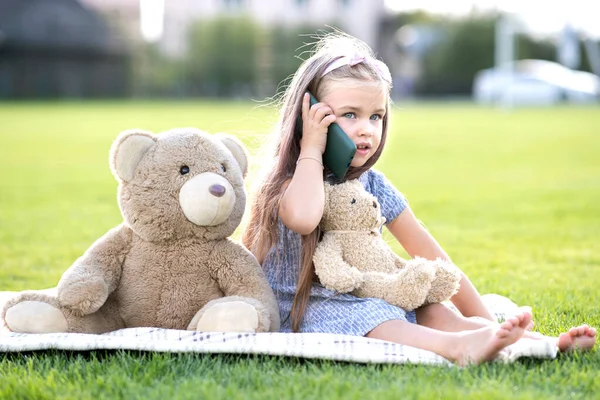 Hübsches Kindermädchen Sitzt Sommerpark Auf Grünem Gras Zusammen Mit Ihrem — Stockfoto