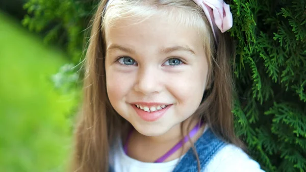 Портрет Красивої Дівчинки Стоїть Літньому Парку Дивлячись Камеру Посміхається Щасливо — стокове фото