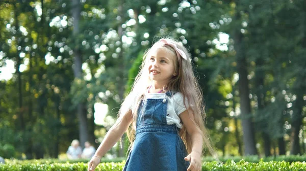 Petite Jolie Enfant Fille Marchant Extérieur Dans Parc Été Vert — Photo