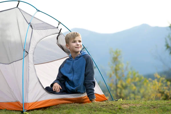 Senderista Niño Descansando Una Tienda Campaña Turística Camping Montaña Disfrutando —  Fotos de Stock