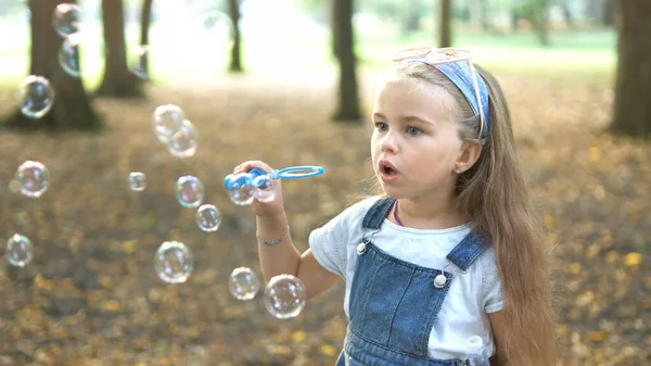 Маленька Щаслива Дівчинка Дме Мильні Бульбашки Відкритому Повітрі Літньому Парку — стокове фото