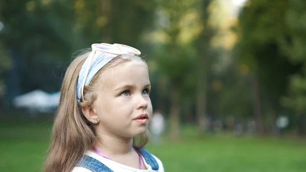 Portret Van Gelukkig Schattig Kind Meisje Zomer Buiten — Stockfoto