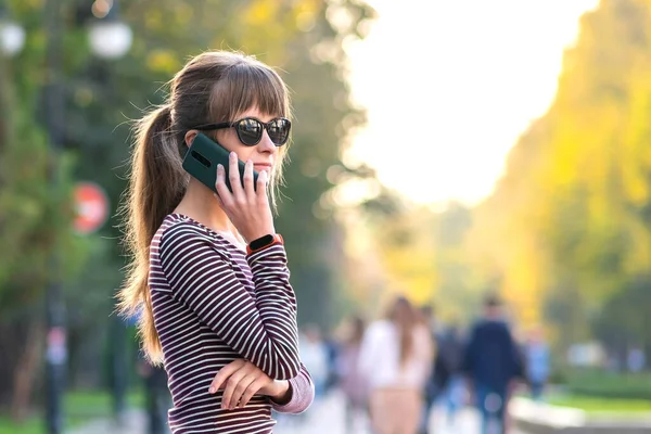 Молодая Красивая Женщина Разговаривает Мобильному Телефону Теплый Осенний День Улице — стоковое фото