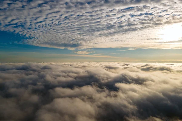 Vista Aérea Puesta Sol Color Amarillo Brillante Sobre Densas Nubes —  Fotos de Stock