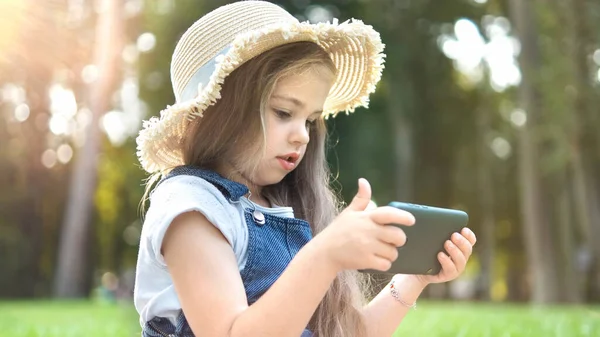 Feliz Sorrindo Menina Criança Assistindo Seu Telefone Celular Livre Verão — Fotografia de Stock