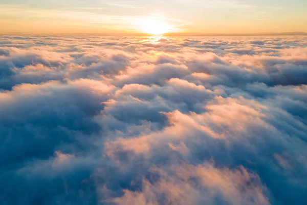 Αεροφωτογραφία Του Φωτεινού Κίτρινου Ηλιοβασιλέματος Πάνω Από Λευκά Πυκνά Σύννεφα — Φωτογραφία Αρχείου