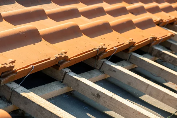 Hileras Superpuestas Tejas Cerámica Amarilla Montadas Tableros Madera Que Cubren — Foto de Stock