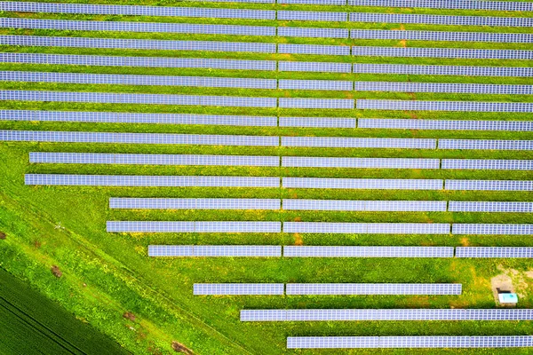 Letecký Pohled Solární Elektrárnu Zeleném Poli Elektrické Panely Pro Výrobu — Stock fotografie
