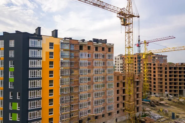 正在建设中的高层公寓楼城市住宅区的空中景观 — 图库照片