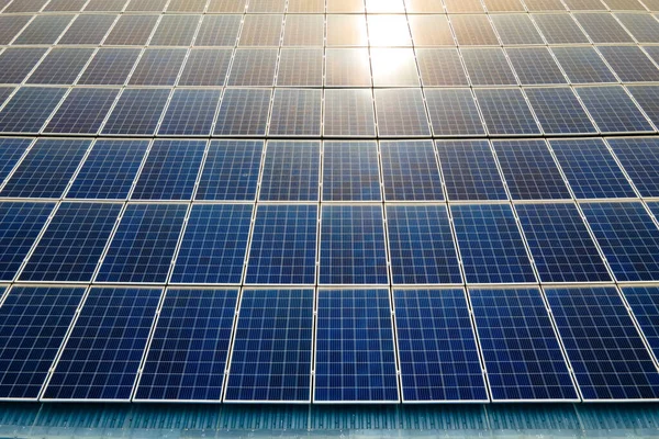 Zbliżenie Powierzchni Niebieskich Fotowoltaicznych Paneli Słonecznych Zamontowanych Dachu Budynku Produkcji — Zdjęcie stockowe
