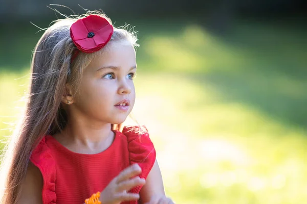 Retrato Niña Hermosa Feliz Aire Libre Disfrutando Cálido Día Soleado —  Fotos de Stock