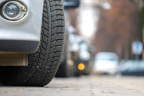 Primer Plano Del Coche Aparcado Lado Calle Ciudad Con Nuevos — Foto de Stock