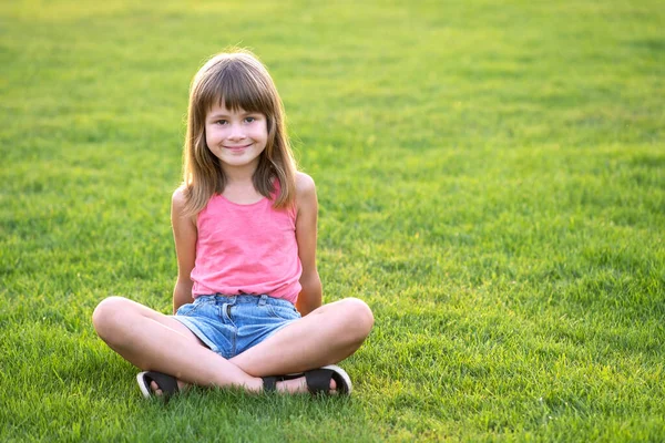 Ung Glad Barn Flicka Vilar Medan Sitter Grön Gräsmatta Varm — Stockfoto