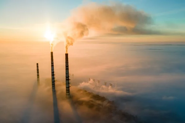 석양에 오염시키는 대기를 연기가 발전소 파이프 공중에서 바라봄 — 스톡 사진