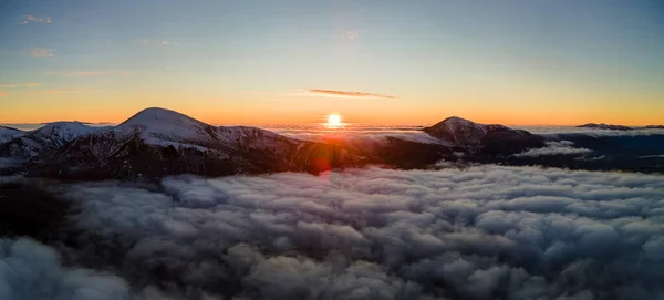 Vzdušný Pohled Zářící Východ Slunce Nad Bílou Hustou Mlhou Vzdálenými — Stock fotografie