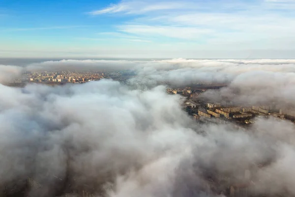 Vue Aérienne Supérieure Des Nuages Blancs Moelleux Dessus Ville Moderne — Photo