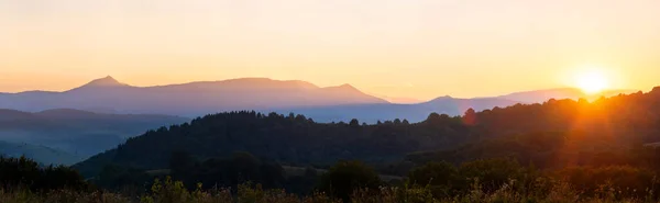Hermoso Panorama Montañoso Paisaje Con Picos Nebulosos Valles Boscosos Brumosos —  Fotos de Stock