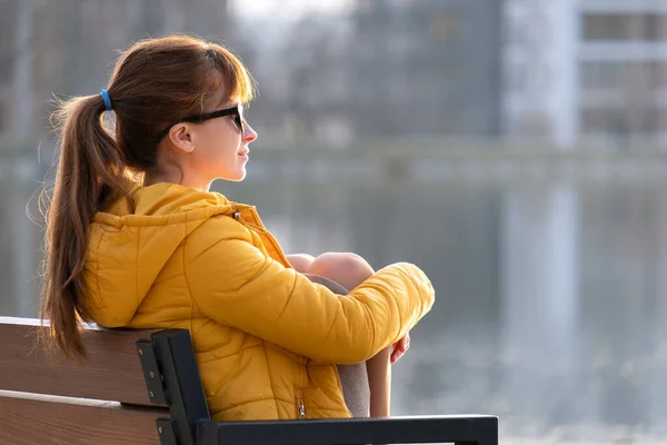 Junge Frau Sitzt Allein Auf Parkbank Und Entspannt Sich Warmen — Stockfoto