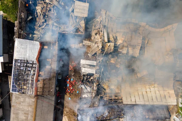 Вид Воздуха Разрушенное Здание Разрушенной Крышей Поднимающимся Темным Дымом — стоковое фото