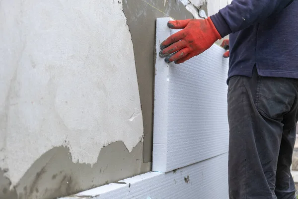 Byggnadsarbetare Installera Styrofoam Isolering Ark Huset Fasadvägg För Värmeskydd — Stockfoto