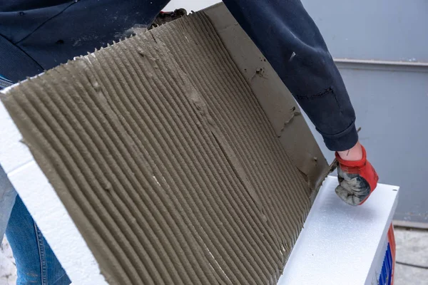 Bouwvakker Installeert Piepschuim Isolatieplaten Gevelwand Voor Thermische Beveiliging — Stockfoto