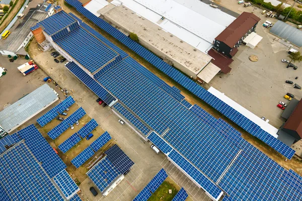 Αεροφωτογραφία Μπλε Φωτοβολταϊκών Ηλιακών Συλλεκτών Τοποθετημένων Στέγη Βιομηχανικού Κτιρίου Για — Φωτογραφία Αρχείου