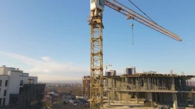 Yüksek kule vincinin ve inşaat halindeki apartmanların havadan görüntüsü. Gayrimenkul geliştirme.