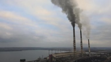 Kömür santralinin havadan görünüşü siyah dumanlı yüksek borular atmosferi kirletiyor.