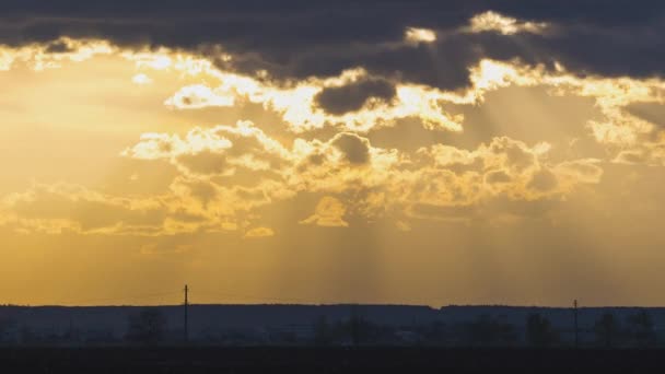Imágenes Lapso Tiempo Nubes Nocturnas Movimiento Rápido Cielo Amarillo Atardecer — Vídeo de stock