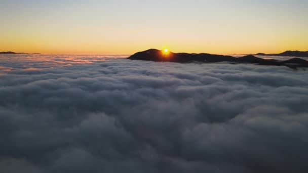 Vista Aérea Del Vibrante Amanecer Sobre Densa Niebla Blanca Con — Vídeos de Stock