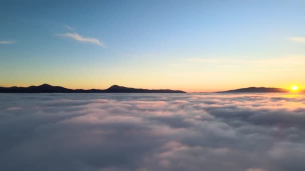 Vista Aerea Del Tramonto Giallo Bianche Nuvole Gonfie Con Montagne — Video Stock