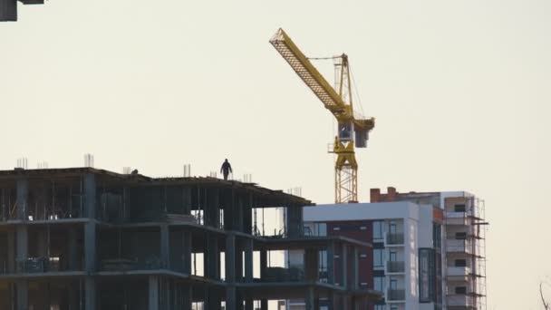 Vista Aérea Grúas Torre Altos Edificios Apartamentos Residenciales Construcción Desarrollo — Vídeos de Stock