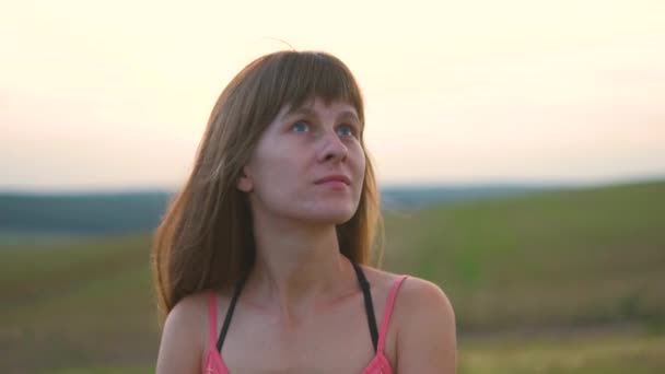 Retrato Mujer Joven Pelo Largo Aire Libre Verano — Vídeo de stock