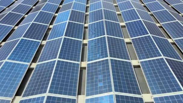 Vista Aérea Paneles Solares Fotovoltaicos Azules Montados Techo Del Edificio — Vídeos de Stock