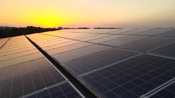 蓝色光电太阳能电池板安装在建筑物的屋顶上 以便在日落时产生清洁的生态电力 可再生能源概念的生产 — 图库视频影像